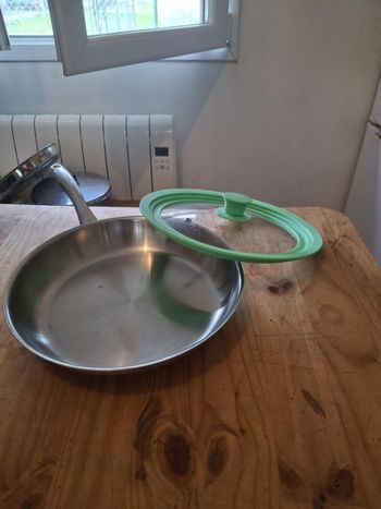 Poêle en inox 18/10 en très bon état