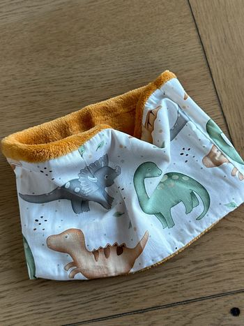 Snood enfant motifs dinosaures taille 4 ans à 6 ans