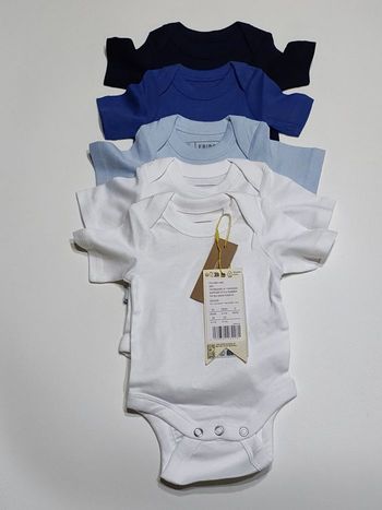 Lot de 5 bodies friboo, 1/3 mois neuf en coton 