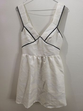 Robe blanche élégante détail noir