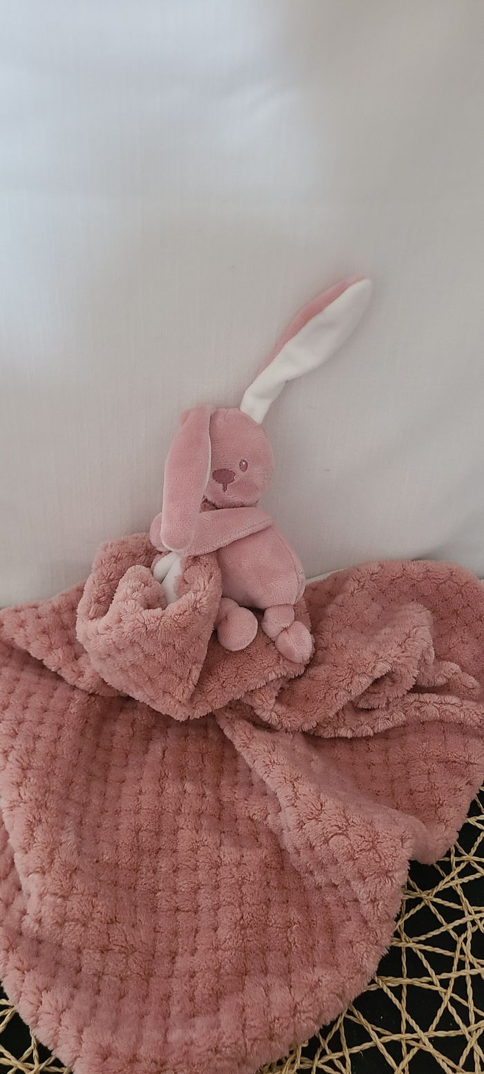 Doudou couverture lapin NATTOU Lapidou rose et blanc 40 cm