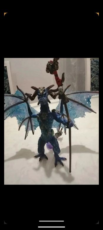 Magnifique dragon magicien violet/ bleu .