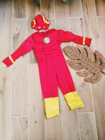 💫Flash - Déguisement /costume deluxe  rembourré avec cagoule - Dc comics