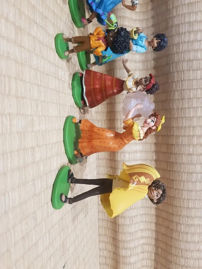 Lot de 9 figurines Encanto playset deluxe Disney Store - photo numéro 2