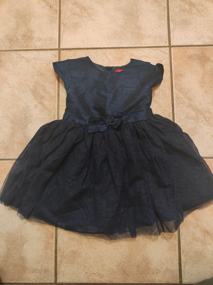 Robe en parfait état mise une fois taille 24 mois