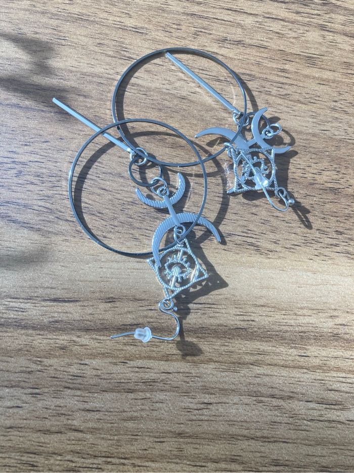 Boucles d’oreilles pendantes  NEUVES pour femme  pampilles forme de lune 🌙 couleur argenté - photo numéro 6