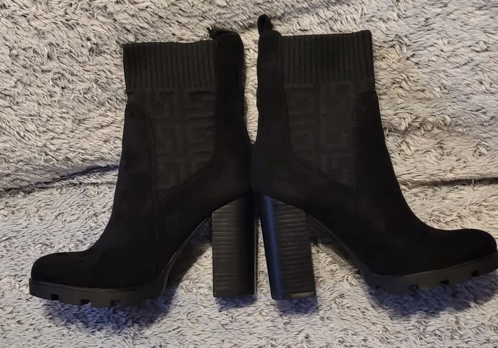 Bottines noires à jolis motifs - photo numéro 4