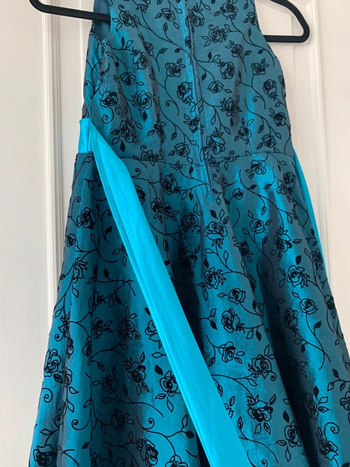 Robe bleue à fleur fille . - photo numéro 4