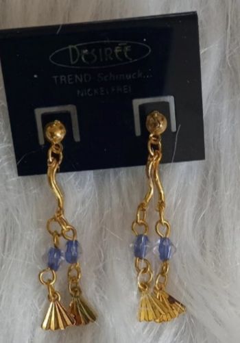 paire de boucle d'oreilles dorées avec pierre bleue