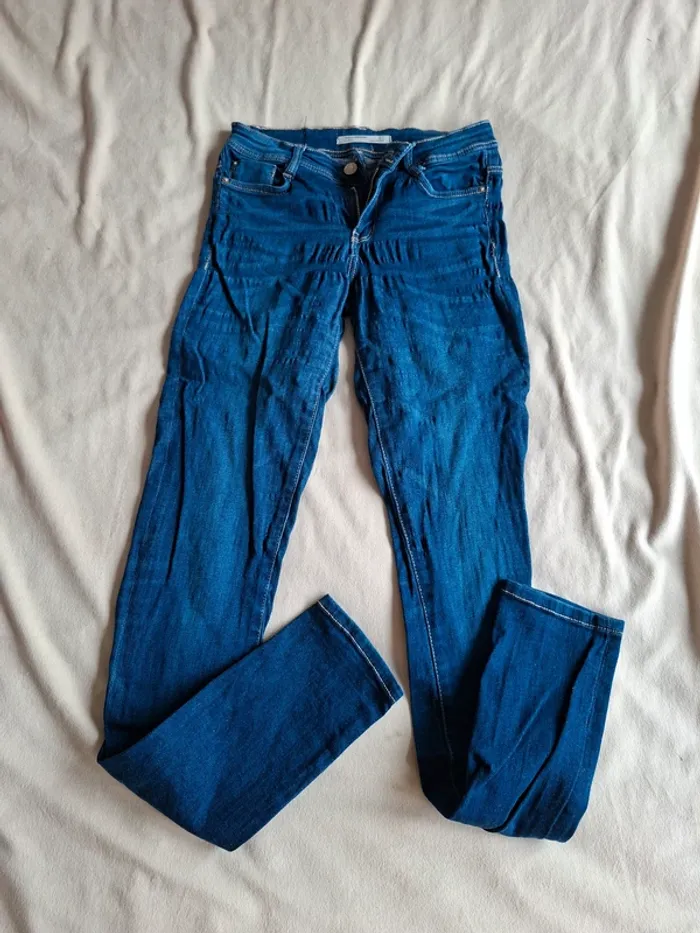 jeans bleu foncé marque Zara taille 36, en très bon état