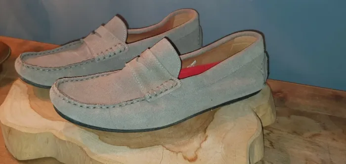 Mocassins en daim gris clair – Élégance décontractée