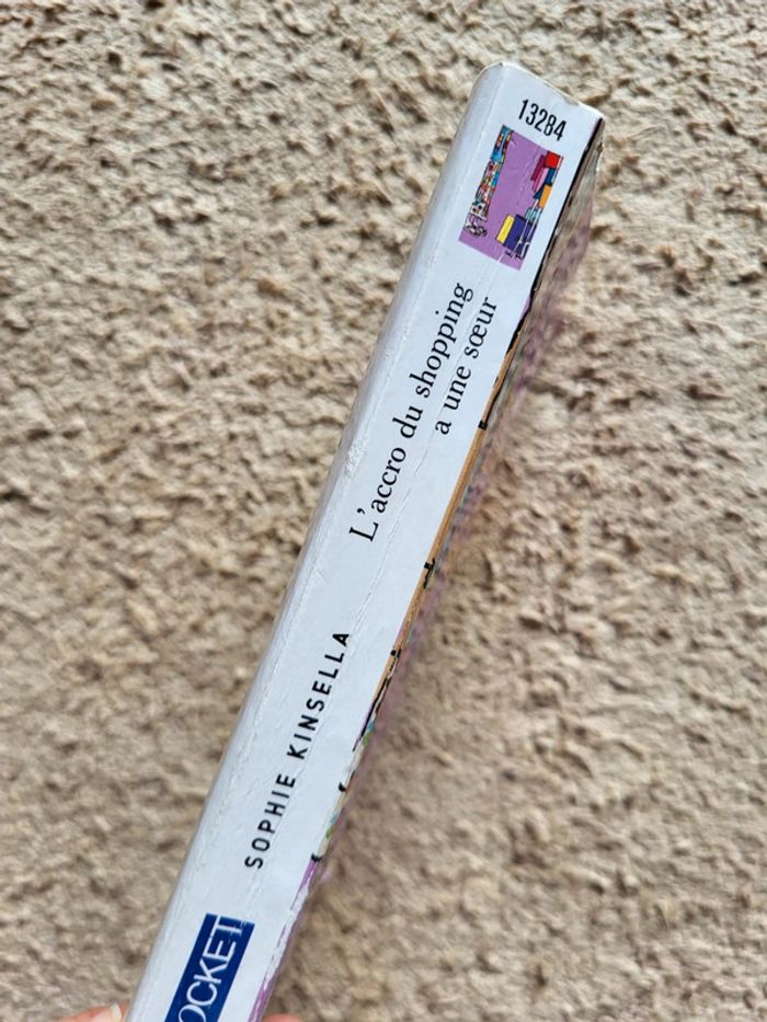 Lot de 2 romans de Sophie Kinsella : L'accro du shopping a une sœur et Samantha bonne à rien faire - photo numéro 5