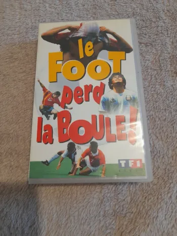 cassette vidéo "Le Foot perd la Boule", un documentaire humoristique sur les plus beaux moments des 