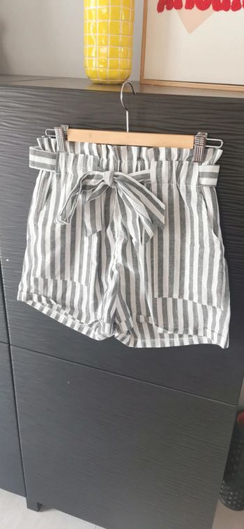 Short rayé gris