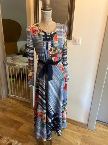 Robe fluide à fleurs et rayures