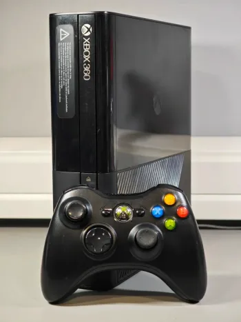 Console XBox 360 E / 4Go/ Manette/ Garanti 1 an