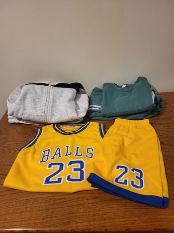 Lot de 3 ensembles garçon 4 ans bon état