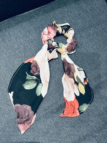 Chouchou foulchie  à motifs fleuris fond noir