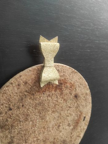 Petite pince a cheveux doré qui brille