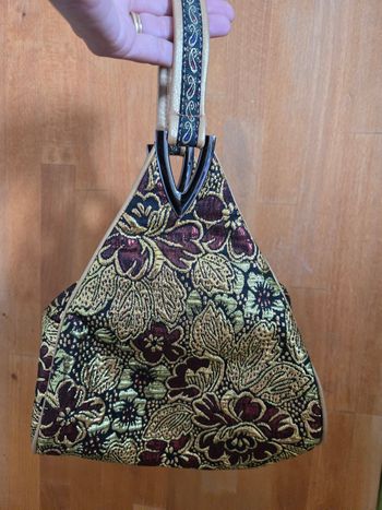 Sac à main aux broderies bordeaux et dorées