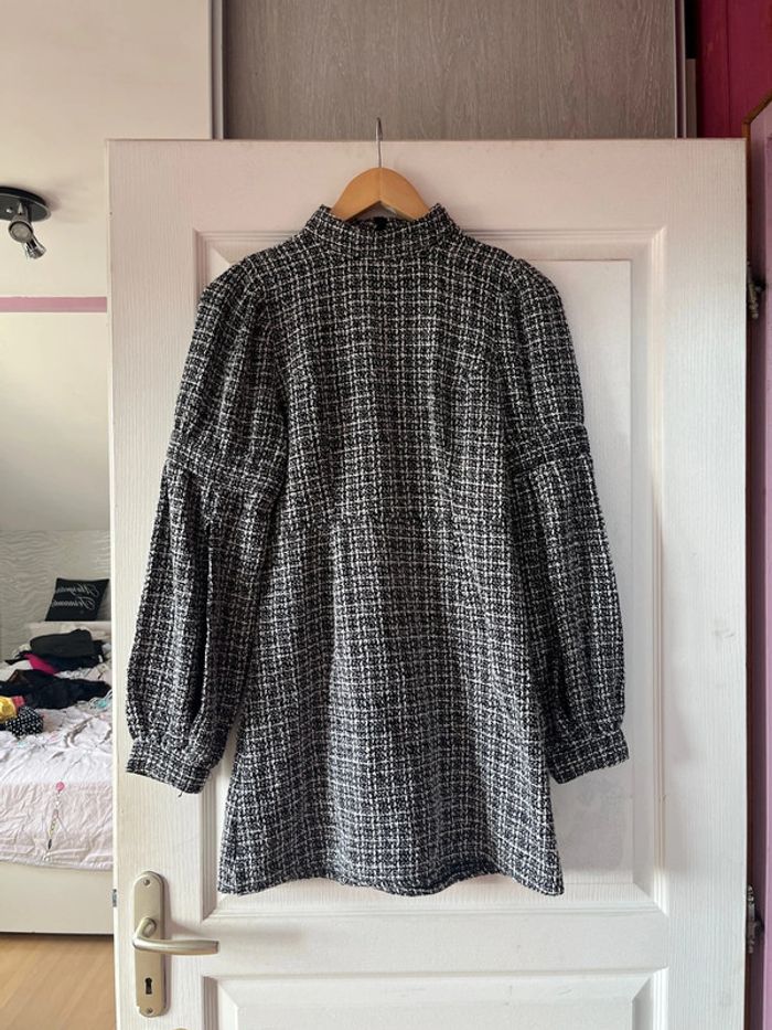 Robe noire à col roulé