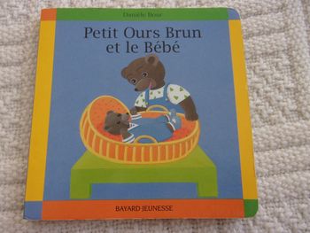 livre rigide "Petit Ours Brun et le bébé"