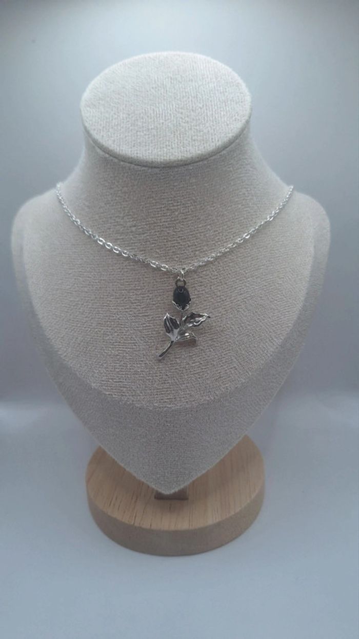 Collier rose noire