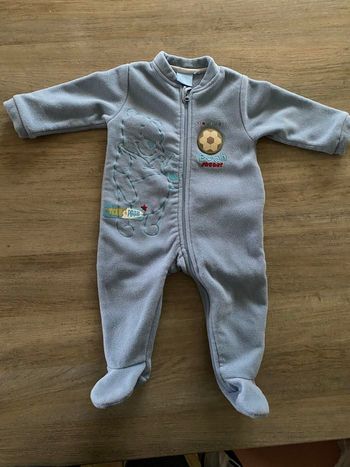 Pyjama taille 6 mois de marque Disney en très bonne état