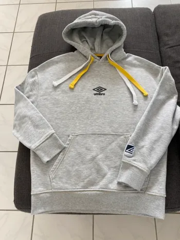 Hoodie Umbro gris vintage unisexe – logo brodé, capuche à lacets bicolores (Taille XS/S)