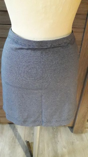 Mini jupe basique rayures fines marine et blanche