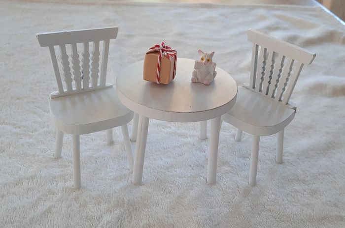 Lot de 2 chaises avec table en bois blanc