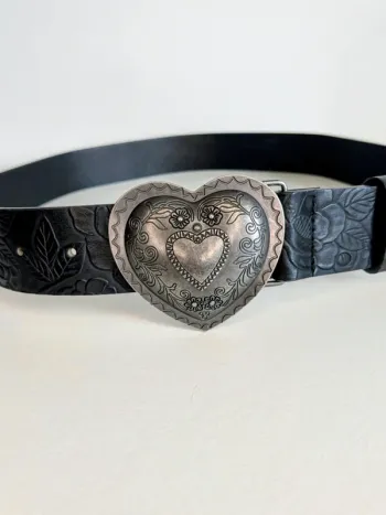🖤 Ceinture noire à motifs en relief & boucle cœur argentée 🖤