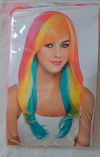 Col roulé rayurePerruque multicolore cheveux longs