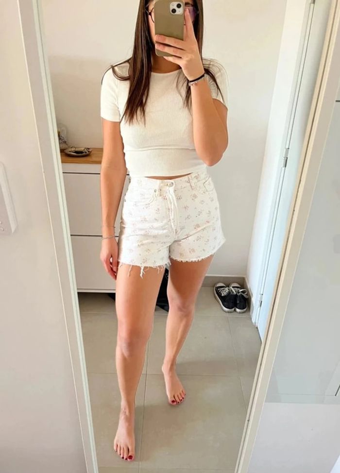 Short en jean blanc fleuri Zara - photo numéro 2
