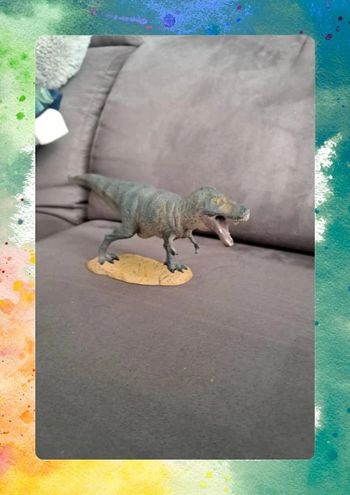 Dinosaure sur socle