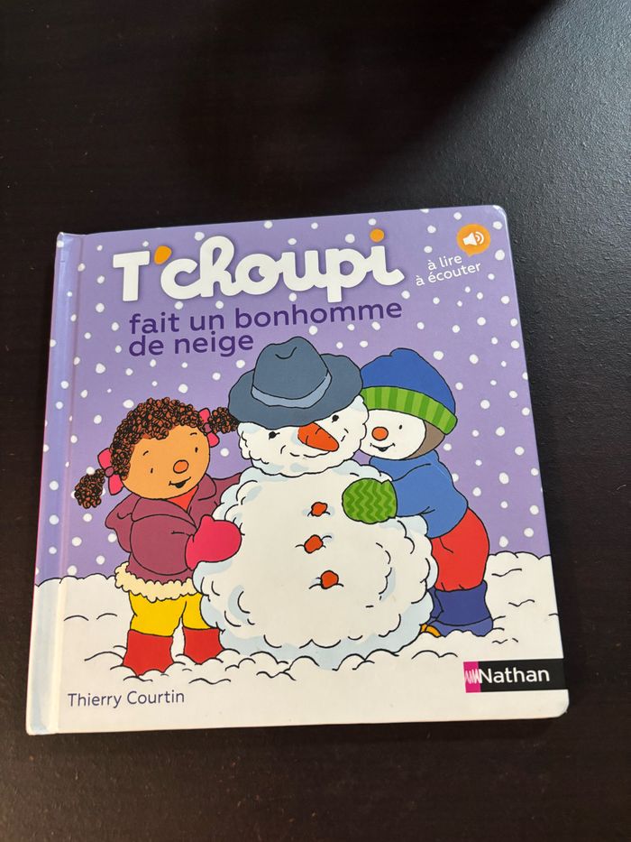 Tchoupi fait un bonhomme de neige