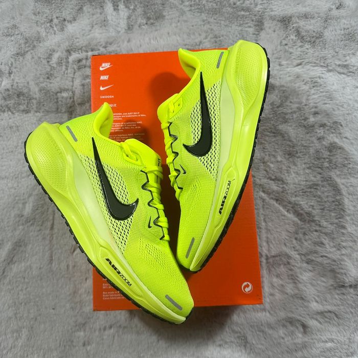 Nike Air Zoom Pegasus 41 « Volt Black-Barely » pointure 38.5 - photo numéro 2