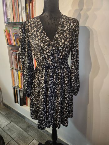 Robe courte noire et petite fleurs taille M 38 shein