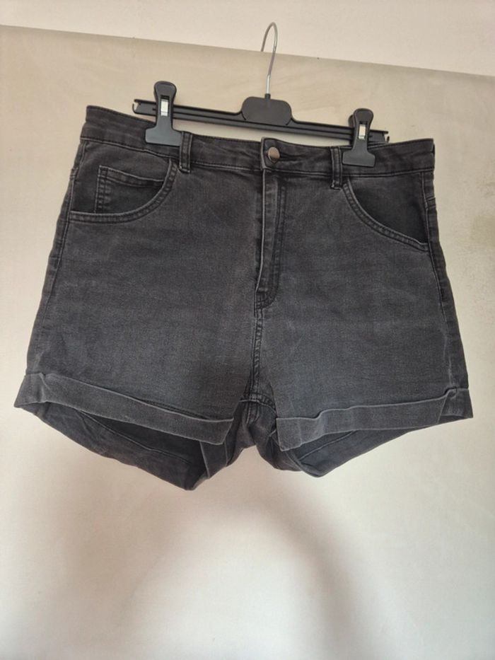 Short gris noir H&M 42