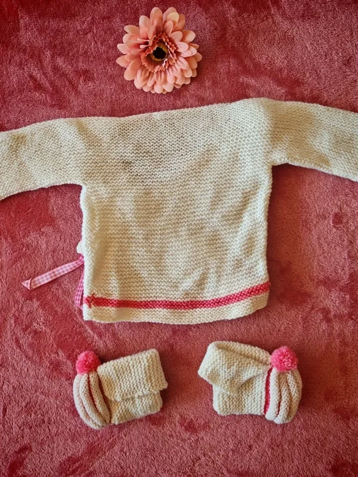 Fait main bébé cache cœur chausson - photo numéro 3
