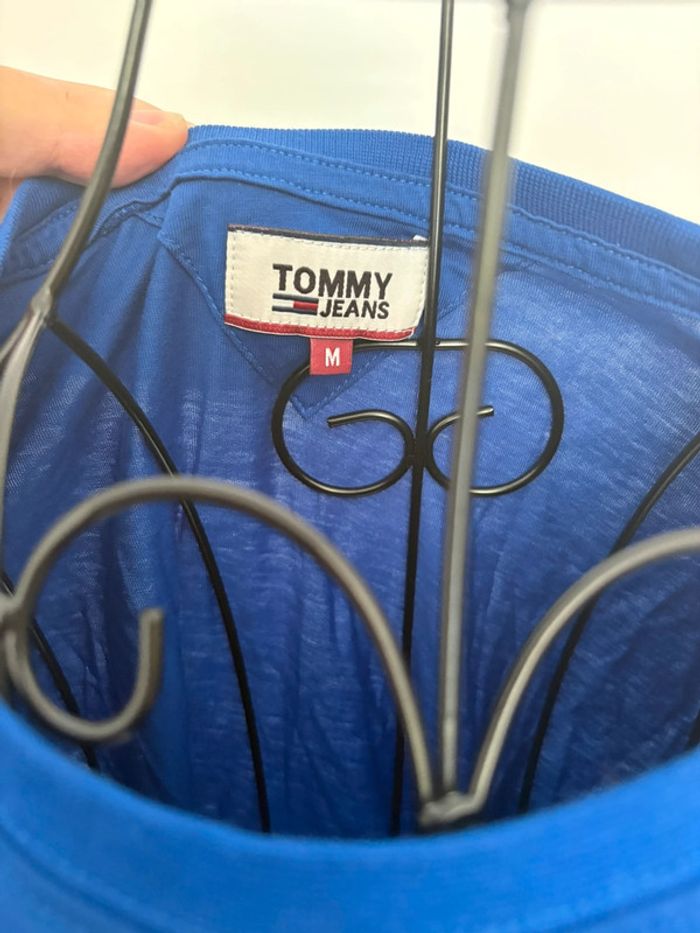 🚨 À vendre : T-shirt Tommy Jeans bleu cobalt 🚨 - photo numéro 2