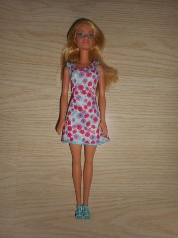 Poupée BARBIE avec Robe Fleurie + Sandales Turquoises
