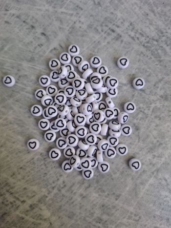 Perles blanches cœur noir