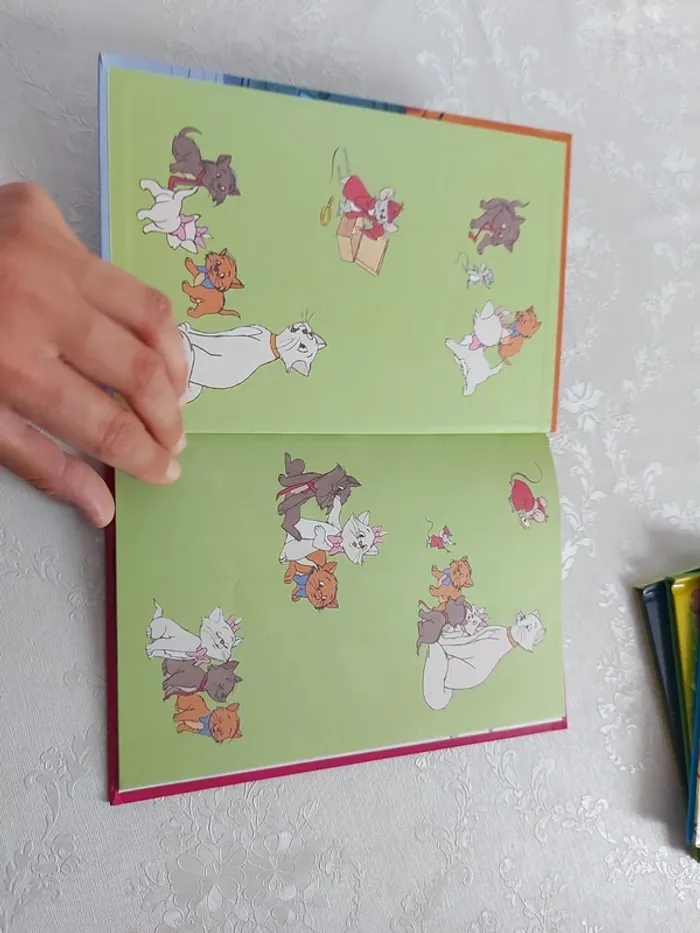 Livre Disney Les Aristochats L'affaire du collier - photo numéro 2