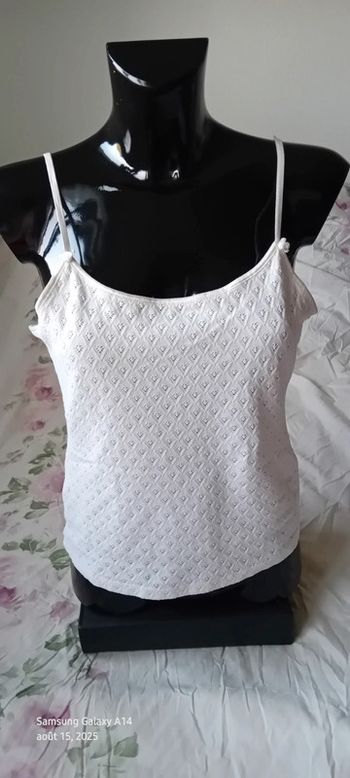 Haut court fines bretelles blanc dentelle ajourée avec rose femme 38 un deux trois