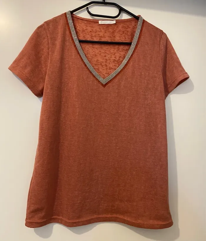 T-shirt rose col V - photo numéro 3