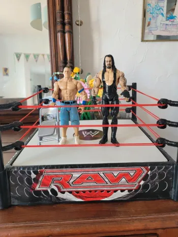 Vends ring de catch wwe mattel 2010 + john cena , thé undertaker et chaise