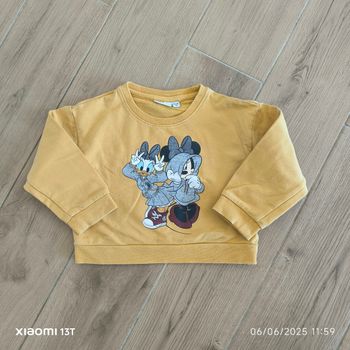 Pull Disney jaune moutarde