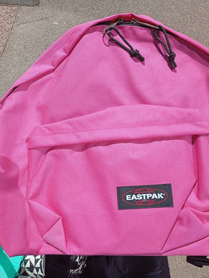 Très beau sac à dos Eastpak rose neuf à 30€
Avec le code il passe à 24€