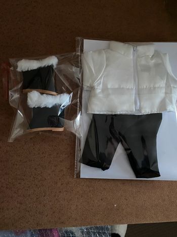 Ensemble vêtements bottes  hiver pour poupée Tinnie ou poupée de même taille 40cm environ